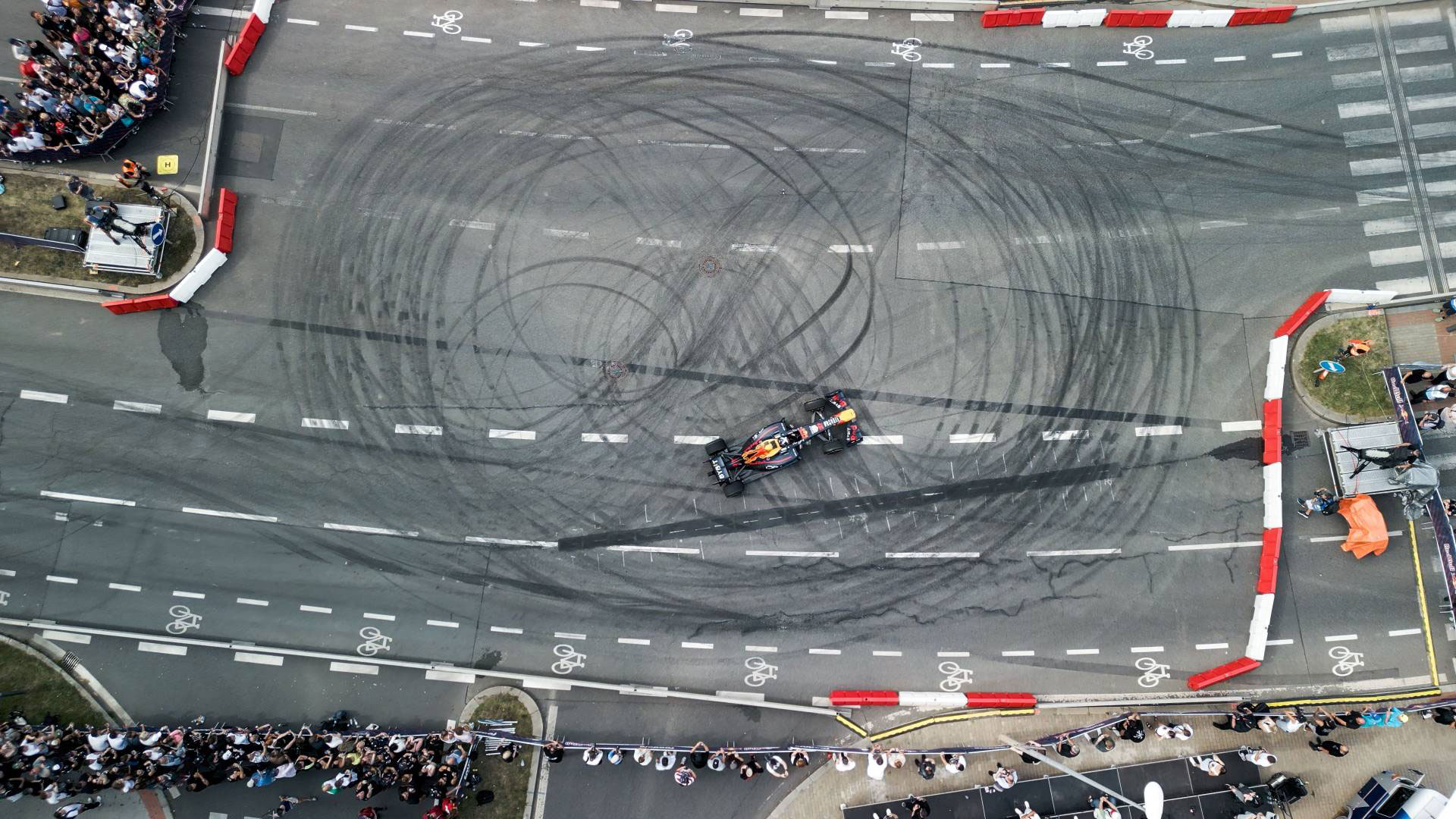 photo view of Formula 1 on racing circuit from the top